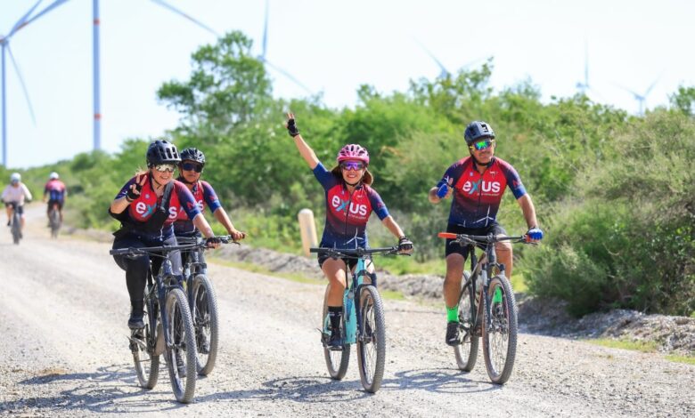 Mas de 100 ciclistas acudieron para conmemorar el Día Mundial del Viento.