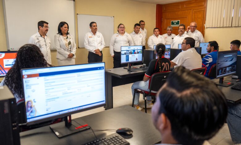 Entrega Rector equipamiento en la Facultad de Ciencias de la Educación y Humanidades.