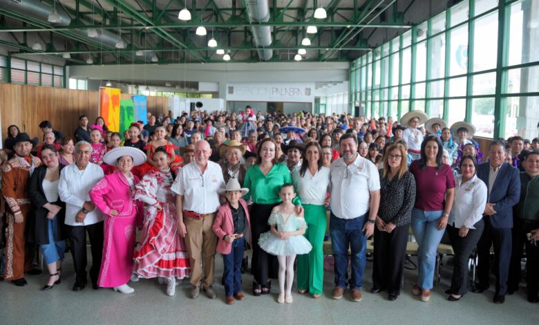 El programa que reconoce el esfuerzo, dedicación y creatividad de los artistas que han participado activamente en actividades de la Dirección de Arte y Cultura.