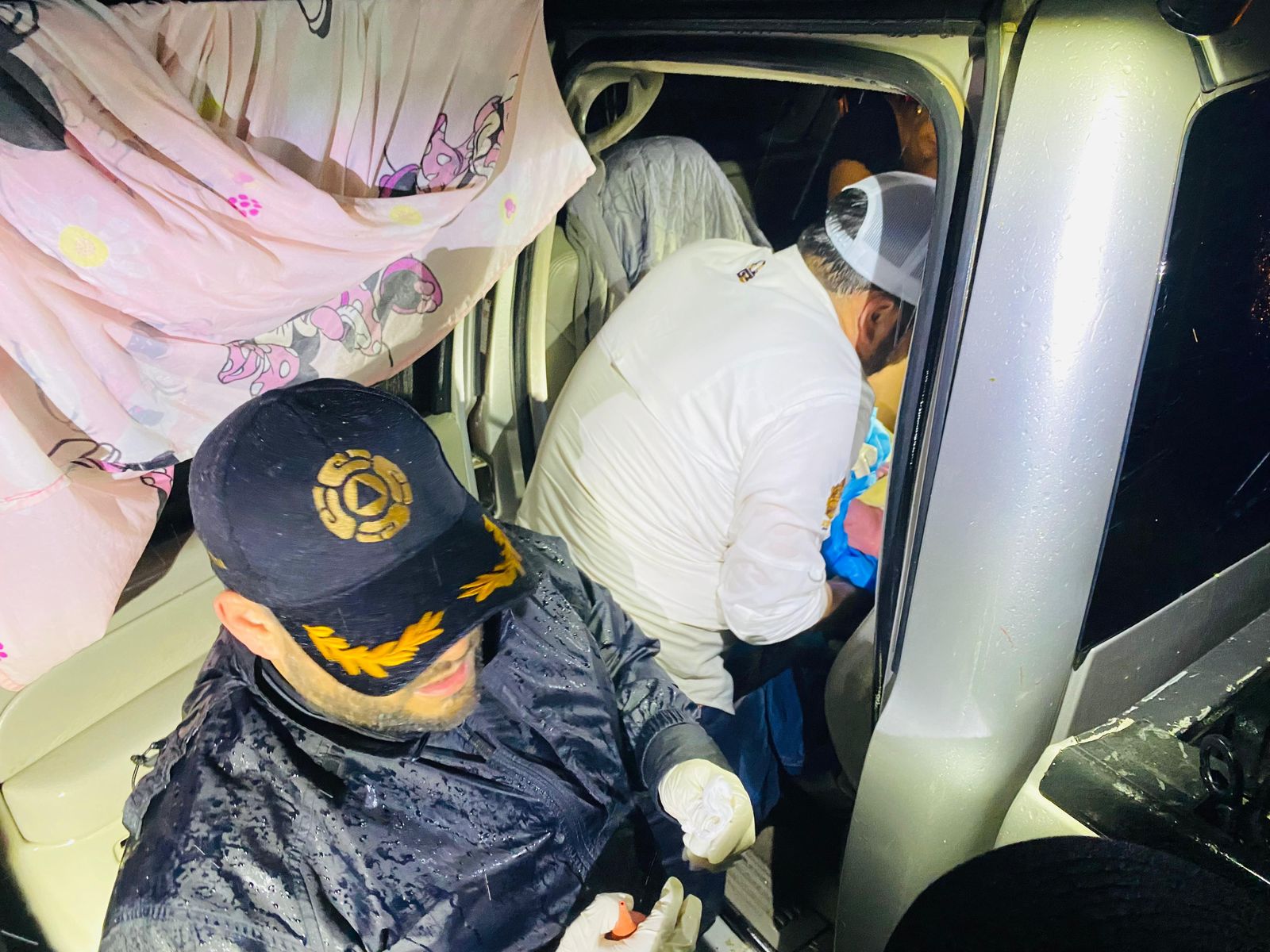 La pequeña Renata y su madre Debanhy fueron trasladadas al Centro de Salud para recibir atención médica.