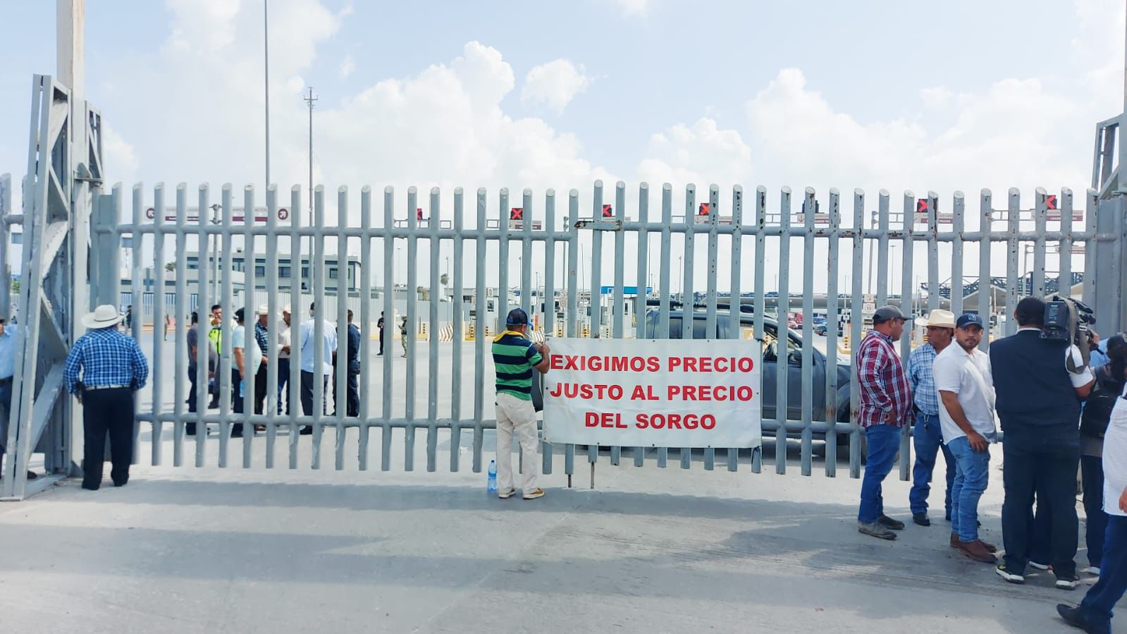 Los productores de sorgo mantienen un bloqueo en el puente internacional Reynosa-Pharr.