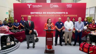 Con una inversión superior a los 20 millones de pesos, la presidenta municipal, Carmen Lilia Canturosas Villarreal, entregó equipamiento especializado al cuerpo de Bomberos de Nuevo Laredo.