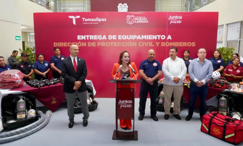Con una inversión superior a los 20 millones de pesos, la presidenta municipal, Carmen Lilia Canturosas Villarreal, entregó equipamiento especializado al cuerpo de Bomberos de Nuevo Laredo.