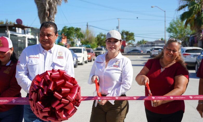 La alcaldesa Carmen Lilia Canturosas Villarreal entregó a los vecinos de la colonia Nueva Victoria (Olivos I) tres calles pavimentadas.