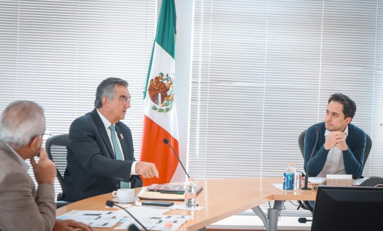 En la reunión con el Director de Banobras, el Gobernador buscó el respaldo financiero para apoyar la ampliación del Puente Tres de Nuevo Laredo, el mejoramiento de la infraestructura carretera en el estado y consolidar obras en marcha en el Puerto del Norte, en Matamoros.