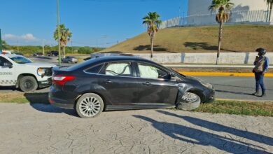 Tras varias maniobras el vehículo terminó en la banqueta del Parque Bicentenario.