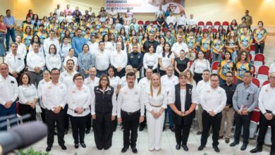 La primera generación de estudiantes de Arquitectura, en Ciudad Victoria, integrada por 53 estudiantes (26 hombres y 27 mujeres).