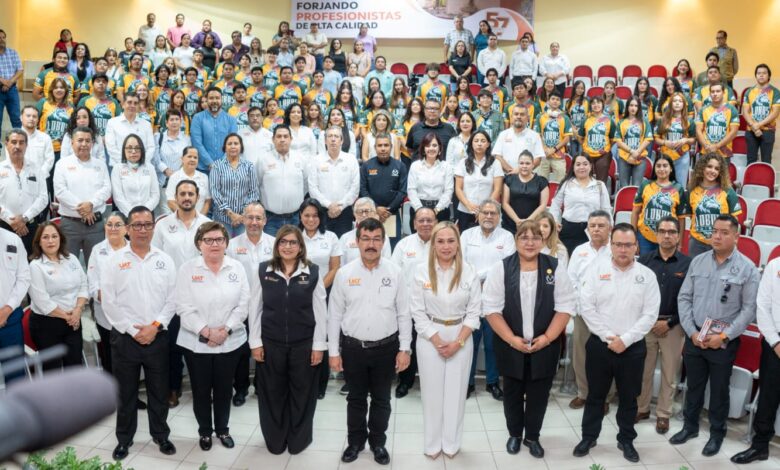 La primera generación de estudiantes de Arquitectura, en Ciudad Victoria, integrada por 53 estudiantes (26 hombres y 27 mujeres).