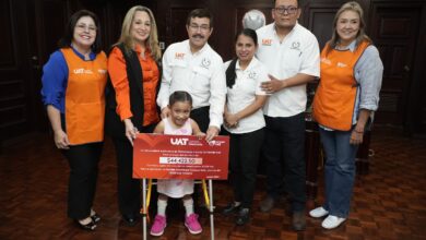 La pequeña Natalia Guadalupe Campos Solís, recibió un donativo de Familia UAT para ayudarla a enfrentar dos cirugías de cadera que requiere para mejorar su salud.