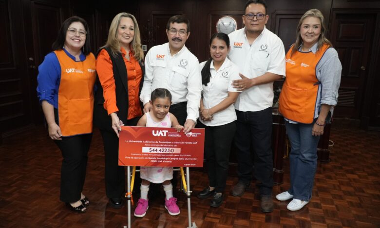 La pequeña Natalia Guadalupe Campos Solís, recibió un donativo de Familia UAT para ayudarla a enfrentar dos cirugías de cadera que requiere para mejorar su salud.