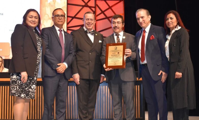 El Rector recibió las certificaciones de reacreditación de cinco programas educativos.
