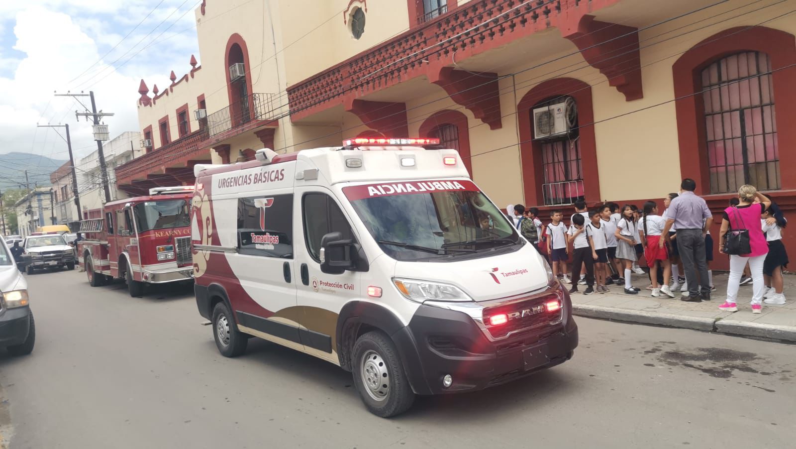 Para atender el accidente se evacuó a los estudiantes, maestros y personal administrativo.