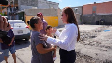 Carmen Lilia Canturosas Villarreal acudió a la colonia Infonavit para supervisar los trabajos de reparación en las viviendas afectadas por la explosión.