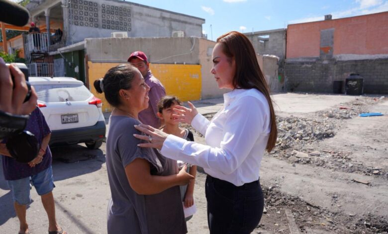 Carmen Lilia Canturosas Villarreal acudió a la colonia Infonavit para supervisar los trabajos de reparación en las viviendas afectadas por la explosión.