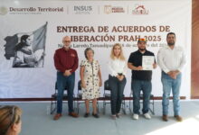 En la colonia Las Torres, segunda etapa, se entregaron los acuerdos de liberación de subsidios para la regularización de viviendas.