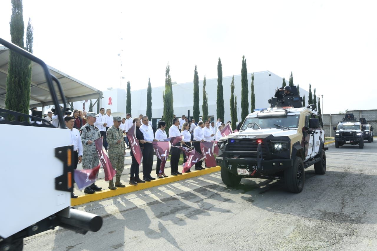 El Gobernador entregó14 vehículos blindados tipo Mamba y 15 camionetas pick up Ram 2500, para fortalecer el despliegue operativo de la corporación.