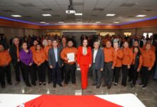 La alcaldesa Carmen Lilia Canturosas Villarreal acudió a la toma de protesta de Roberto Celestino Flores Huerta como Secretario General del Sindicato Local de Trabajadores de la Industria Maquiladora en Nuevo Laredo.