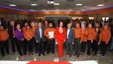 La alcaldesa Carmen Lilia Canturosas Villarreal acudió a la toma de protesta de Roberto Celestino Flores Huerta como Secretario General del Sindicato Local de Trabajadores de la Industria Maquiladora en Nuevo Laredo.
