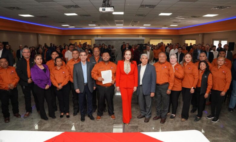 La alcaldesa Carmen Lilia Canturosas Villarreal acudió a la toma de protesta de Roberto Celestino Flores Huerta como Secretario General del Sindicato Local de Trabajadores de la Industria Maquiladora en Nuevo Laredo.