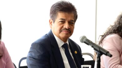 Francisco Chíguil Figueroa otorgó contratos por un total aproximado de 119 millones de pesos a empresas vinculadas directamente con su hermano, Saúl Chíguil Figueroa.