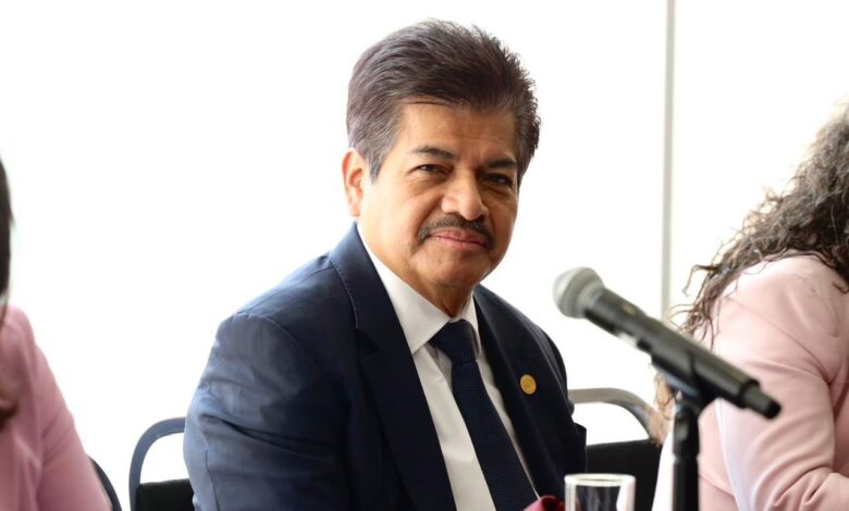 Francisco Chíguil Figueroa otorgó contratos por un total aproximado de 119 millones de pesos a empresas vinculadas directamente con su hermano, Saúl Chíguil Figueroa.