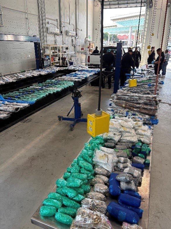 Más de 500 armas de fuego y 31 mil cartuchos ocultos en paredes falsas de remolques fueron asegurados en el puente internacional Juárez-Lincoln.