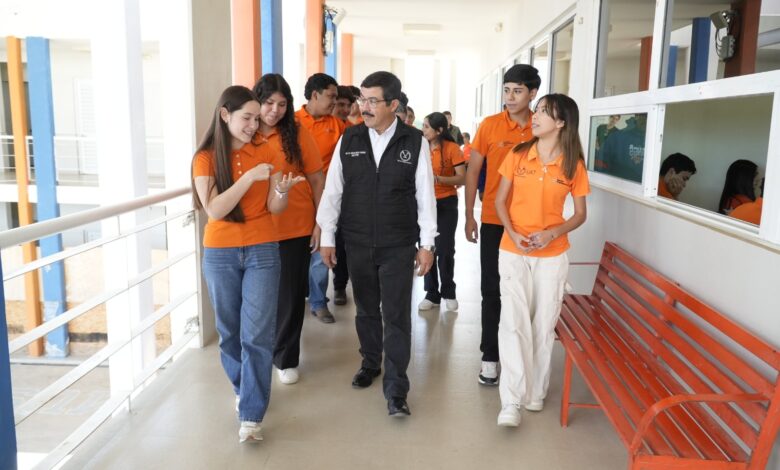 El Rector de la Universidad Autónoma de Tamaulipas (UAT), Dámaso Anaya Alvarado constató los avances académicos de la Prepa 3.