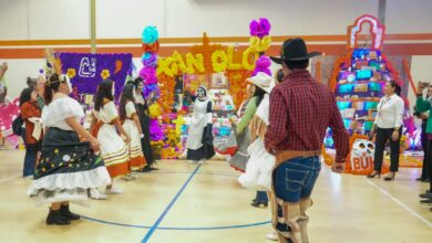 Para celebrar las tradiciones mexicanas, cada espacio se llenó de color, flores de cempasúchil, papel picado y creatividad.