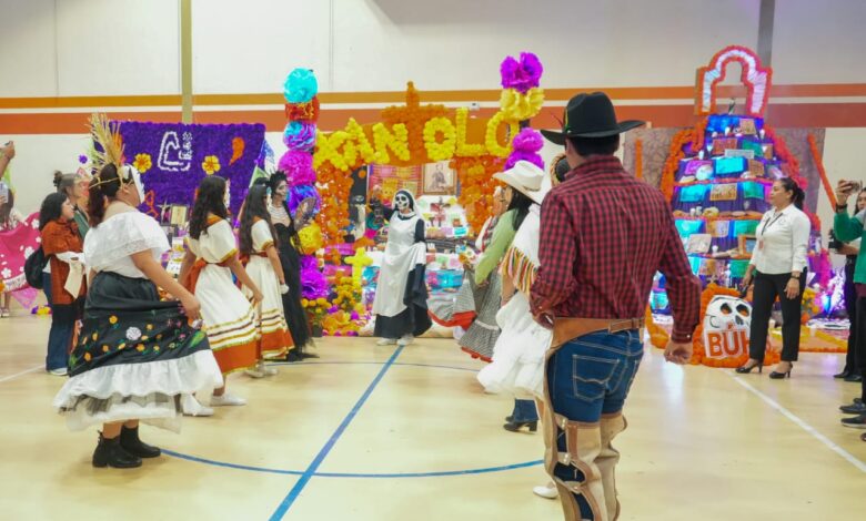 Para celebrar las tradiciones mexicanas, cada espacio se llenó de color, flores de cempasúchil, papel picado y creatividad.