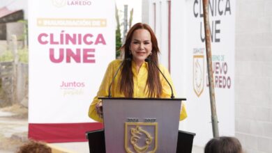 La alcaldesa Carmen Lilia Canturosas Villarreal anunció el inicio de la jornada de vacunación contra la influenza y el neumococo en todas las Clínicas UNE de Nuevo Laredo.