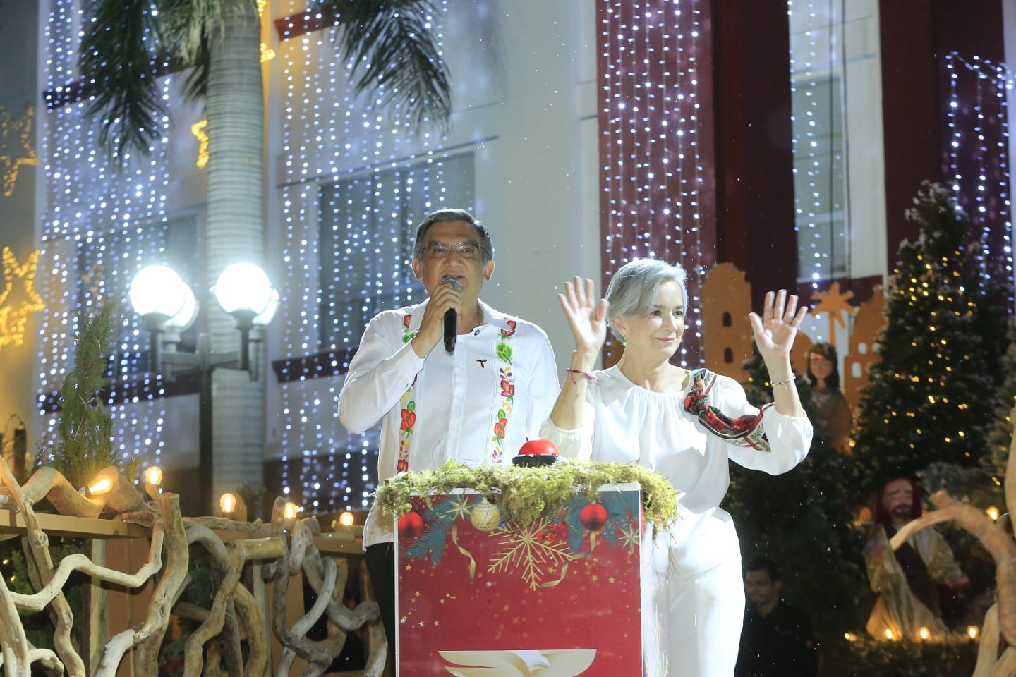 El gobernador Américo Villarreal Anaya, junto a la presidenta del DIF Estatal, María de Villarreal, desearon a los tamaulipecos lo mejor para estas fechas decembrinas.