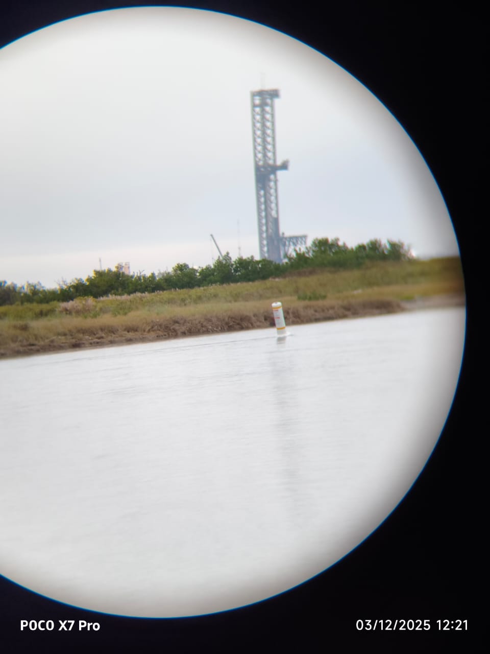 Las boyas fueron colocadas en el río Bravo frente a la base espacial de SpaceX.