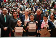 La alcaldesa Carmen Lilia Canturosas entregó 840 tabletas electrónicas a estudiantes destacados.