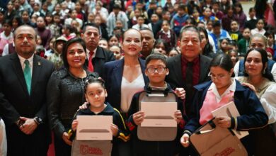 La alcaldesa Carmen Lilia Canturosas entregó 840 tabletas electrónicas a estudiantes destacados.