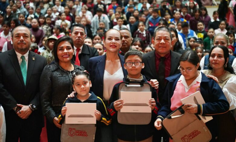 La alcaldesa Carmen Lilia Canturosas entregó 840 tabletas electrónicas a estudiantes destacados.