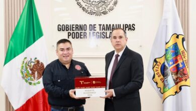 El diputado Isidro Vargas Fernández recibió del Secretario de Finanzas, Carlos Irán Ramírez González, el paquete económico 2026.