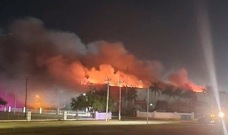 Un incendio en la maquiladora Spellman cobró la vida de tres bomberos al caerse una barda de la estructura.