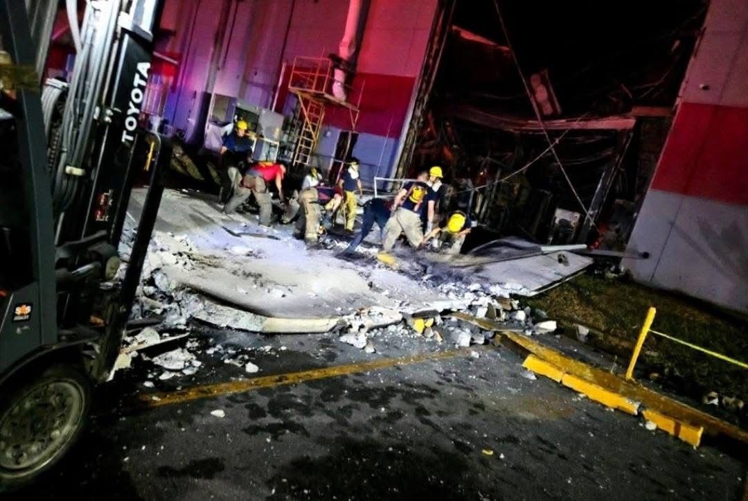 Durante varias horas los bomberos estuvieron trabajando para tratar de controlar la conflagración.