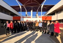 En el inicio del período escolar universitario 2026-1, el rector Dámaso Anaya y la alcaldesa de Nuevo Laredo, Carmen Lilia Canturosas, entregaron la techumbre y el estacionamiento de la Preparatoria UAT Nuevo Laredo.