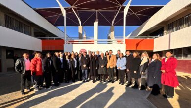 En el inicio del período escolar universitario 2026-1, el rector Dámaso Anaya y la alcaldesa de Nuevo Laredo, Carmen Lilia Canturosas, entregaron la techumbre y el estacionamiento de la Preparatoria UAT Nuevo Laredo.