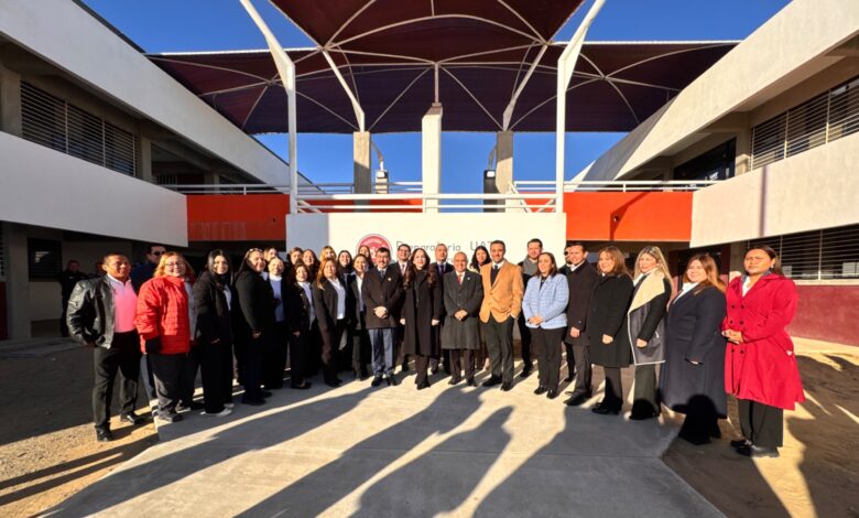 En el inicio del período escolar universitario 2026-1, el rector Dámaso Anaya y la alcaldesa de Nuevo Laredo, Carmen Lilia Canturosas, entregaron la techumbre y el estacionamiento de la Preparatoria UAT Nuevo Laredo.