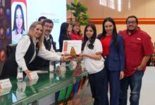 El Rector entregó reconocimientos a estudiantes del Centro de Idiomas para la Niñez y la Adolescencia (CEINA).