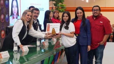 El Rector entregó reconocimientos a estudiantes del Centro de Idiomas para la Niñez y la Adolescencia (CEINA).