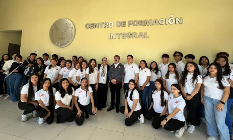 El Rector de la Universidad Autónoma de Tamaulipas (UAT), Dámaso Anaya Alvarado entregó nueva infraestructura educativa en la Prepa Mante.