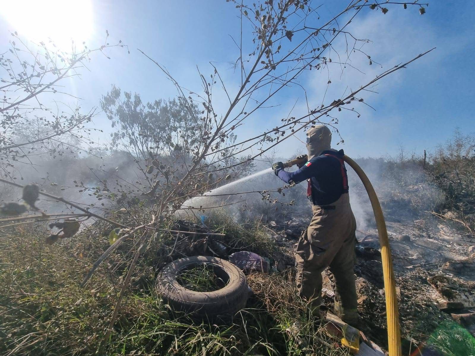 Bomberos sofocan incendio de pastizal en Marte R. Gómez