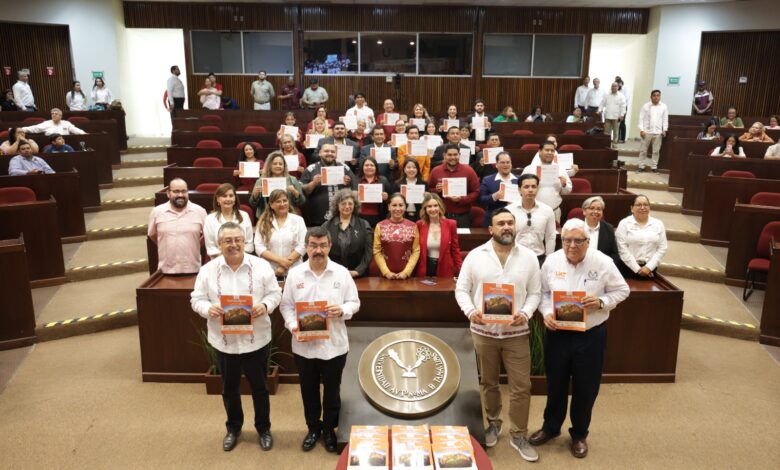El Rector Dámaso Anaya Alvarado, encabezó la ceremonia de graduación de 29 guías especializados en turismo.