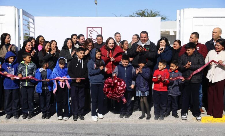 La alcaldesa Carmen Lilia Canturosas Villarreal, entregó obras de infraestructura educativa en la colonia Nueva Era.