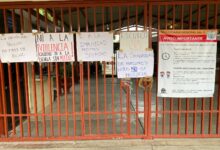 Padres de familia cierran secundaria por falta de director.