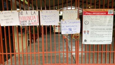 Padres de familia cierran secundaria por falta de director.