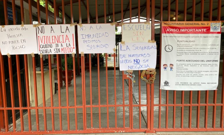 Padres de familia cierran secundaria por falta de director.